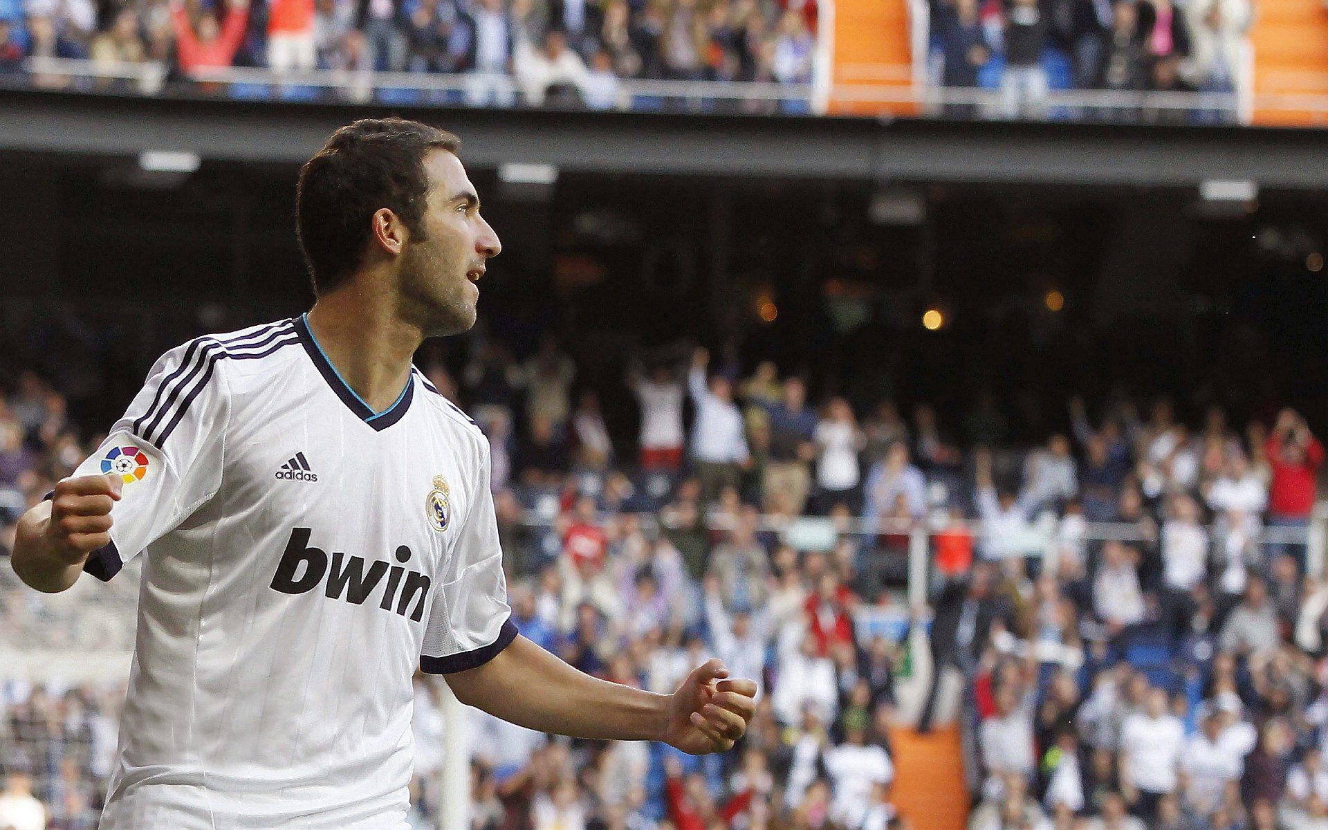 中立B女队崛起,年轻新星备受瞩目,中立球队